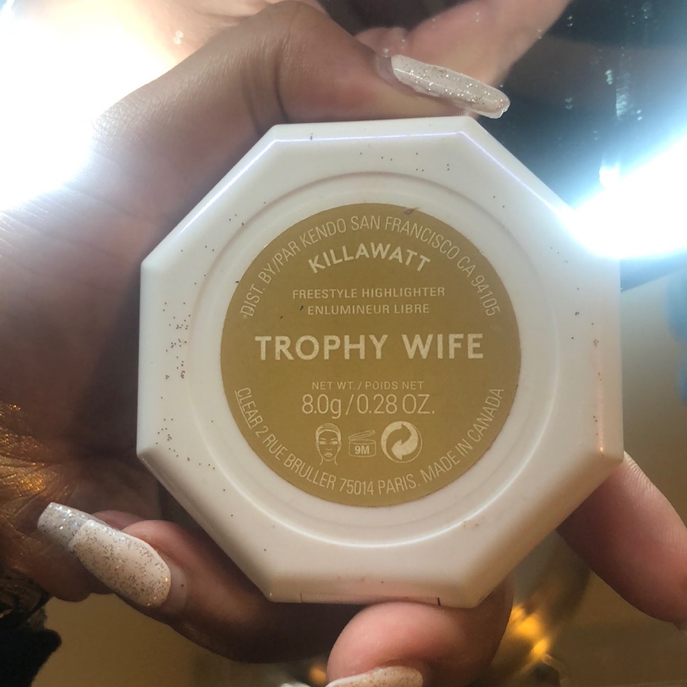 Fenty beauty “TROPHY WIFE” 🏆 highlighter